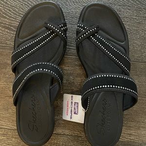 Skechers women’s black Bumblers Steady Criss cross toe sandals with crystals.